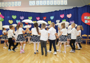przedszkolaki tańczą